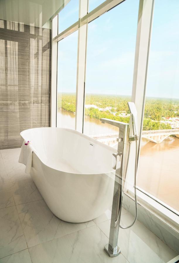 Diamond Stars Ben Tre Hotel Экстерьер фото A freestanding bathtub