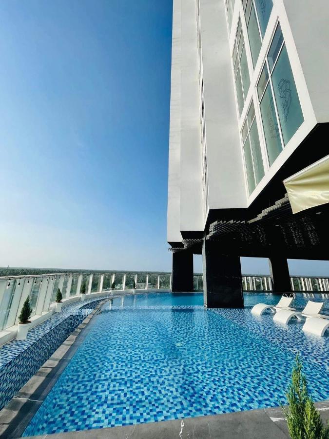 Diamond Stars Ben Tre Hotel Экстерьер фото The pool at the 360° Sky Bar