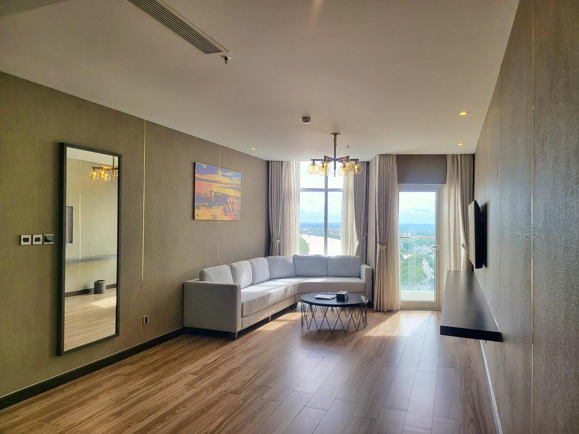 Diamond Stars Ben Tre Hotel Экстерьер фото Living room of a suite at the hotel